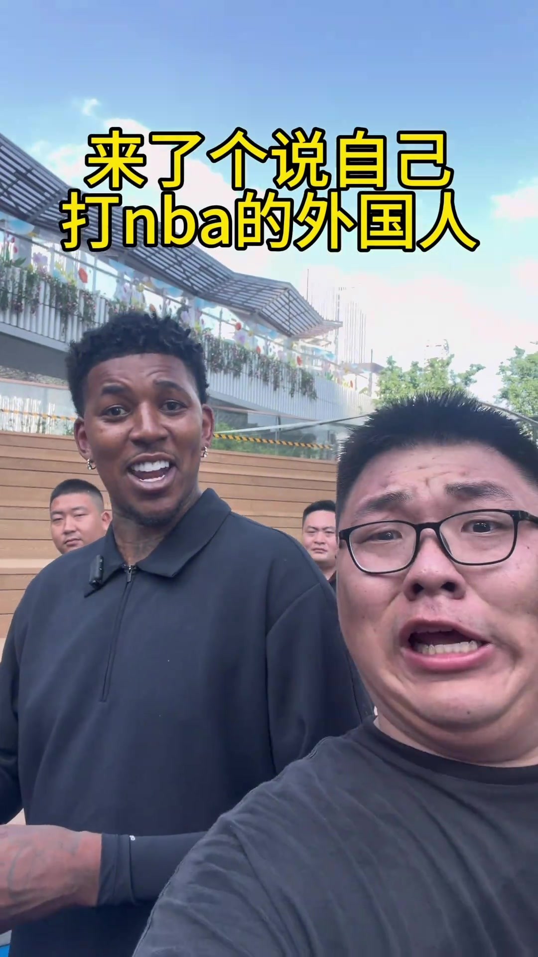 他都不给科比传球,给你传了一个!😭