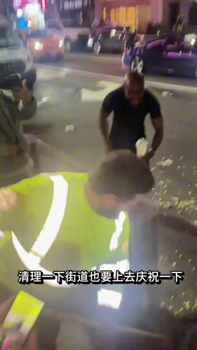 笑不活了！环卫工在打扫卫生尼克斯是球迷都要上去庆祝一下😂